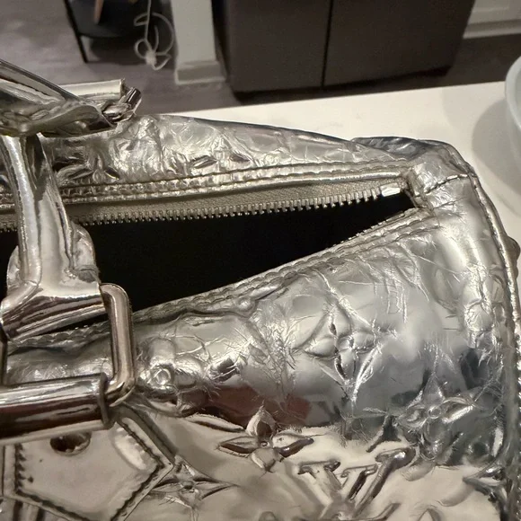 Authentic LOUIS VUITTON Monogram Miroir Speedy 30 Silver. - Picture 5 of 16